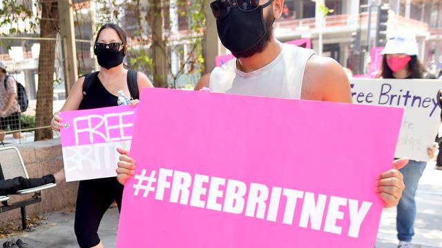 Le 19 août 2020, des membres du mouvement #FreeBritney manifestent devant le tribunal où se tient une audience pour réévaluer la tutelle de Britney Spears. [AFP - Matt Winkelmeyer]