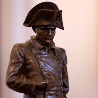Une statue de bronze de Napoléon est mise aux enchères à Fontainebleau à l'occasion du bicentenaire de la mort de l'empereur. [Reuters - Sarah Meyssonnier]