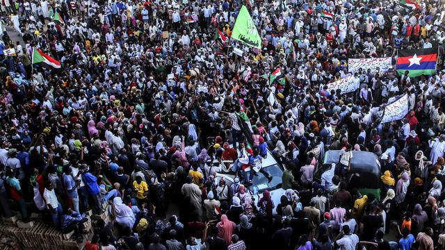 Des dizaines de milliers de Soudanais sont descendus samedi dans la rue pour protester contre le coup d'Etat de l'armée. [EPA/Keystone]