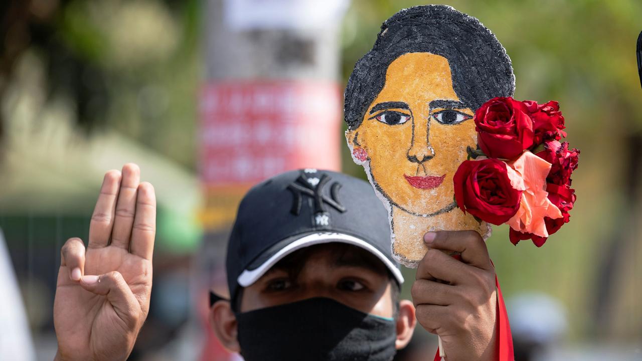 Un manifestant en Birmanie qui demande la libération de Auun San Suu Kyi. [Reuters - Stringer]