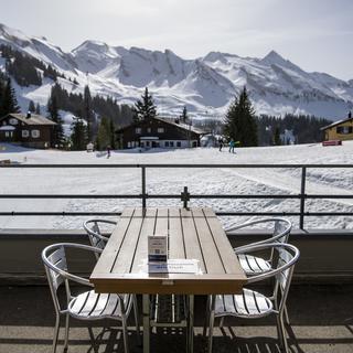 Les terrasses des pistes de ski sont finalement fermées en Suisse centrale. [Keystone - Urs Flueeler]