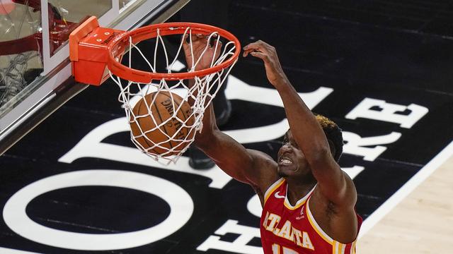 La bonne performance de Capela n'a pas été récompensée par un succès des Hawks. [Brynn Anderson]