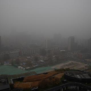 Le nuage de pollution assombrit la ville de Pékin, 05.11.2021. [EPA/Keystone - Roman Pilipey]