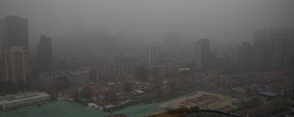 Le nuage de pollution assombrit la ville de Pékin, 05.11.2021. [EPA/Keystone - Roman Pilipey]