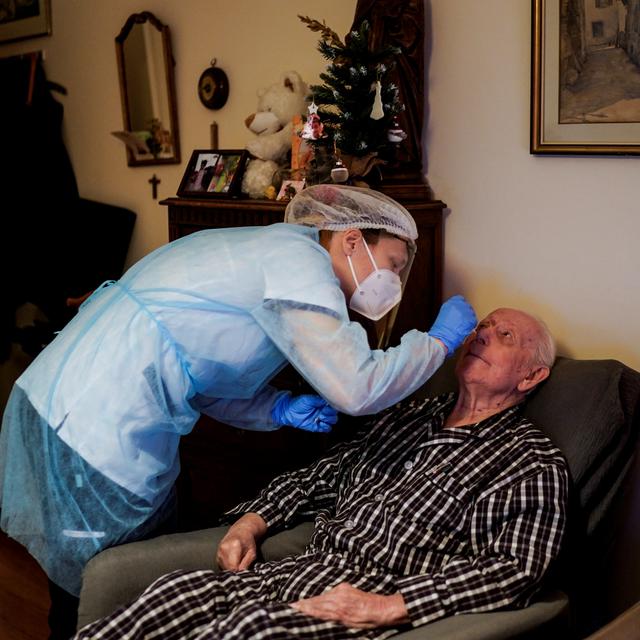 Une infirmière testant une personne âgée à Bruxelles dans le contexte de la pandémie de la Covid-19. [AFP - kenzo tribouillard]