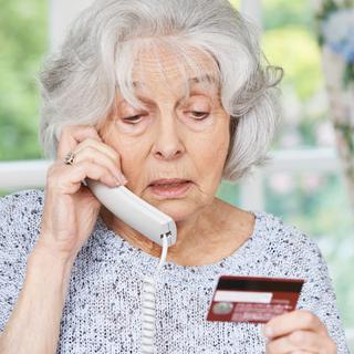 Une femme donne son numéro de carte de crédit par téléphone. [Depositphotos - HighwayStarz]