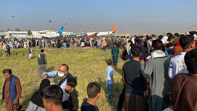 De nombreux Afghans ont gagné l'aéroport de Kaboul, dans l'esoir de pouvoir embarquer à bord d'un avion. [AFP - Shakib Rahmani]