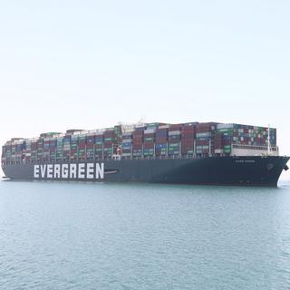 Le porte-conteneurs géant Ever Given, qui avait bloqué le canal de Suez en mars, a levé l'ancre après 100 jours d'immobilisation en Egypte. [afp - Stringer/Anadolu Agency]