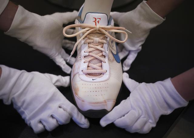 Roger Federer a mis en vente, notamment les chaussures qu'il portrait lorsqu'il a remporté Roland-Garros, en 2009. Les traces de la terre battue parisienne y sont encore visibles. [KEYSTONE - YUI MOK]