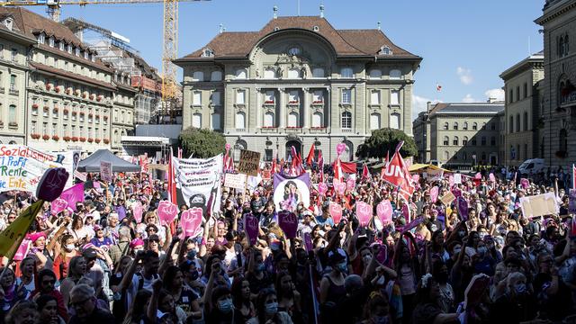 Des milliers de personnes manifestent à Berne contre la réforme de l'AVS, notamment  l'âge de la retraite des femmes. [Keystone - Peter Schneider]