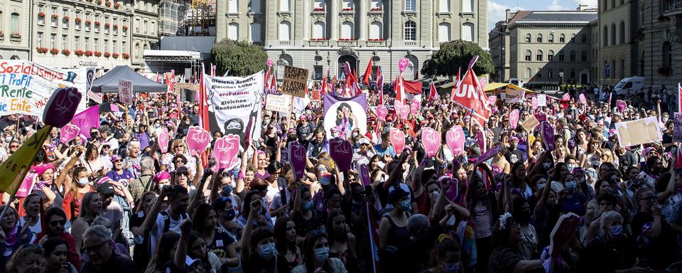 Des milliers de personnes manifestent à Berne contre la réforme de l'AVS, notamment  l'âge de la retraite des femmes. [Keystone - Peter Schneider]