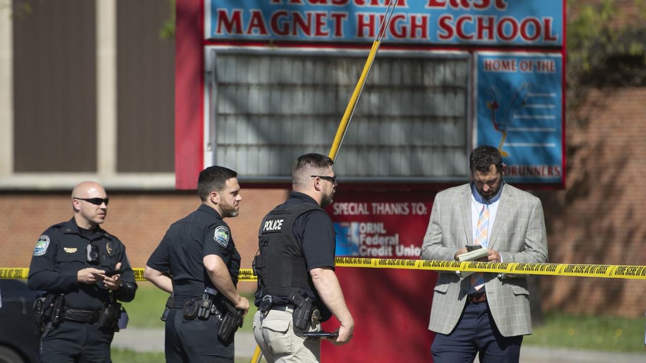 Le lycée Austin-East Magnet de Knoxville a été sécurisé après une fusillade qui a fait au moins une victime lundi. [Saul Young/The News Sentinel]