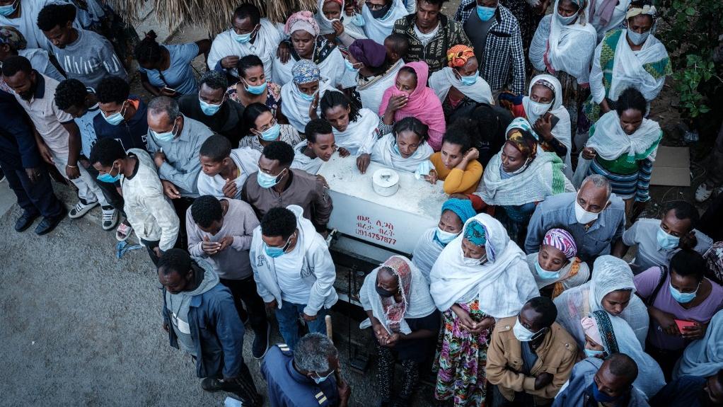 Des personnes attendent l'arrivée des ambulances à l'extérieur d'un hôpital dans la capitale de la région du Tigré, à Mekele, le 23 juin 2021. [AFP - Yasuyoshi Chiba]