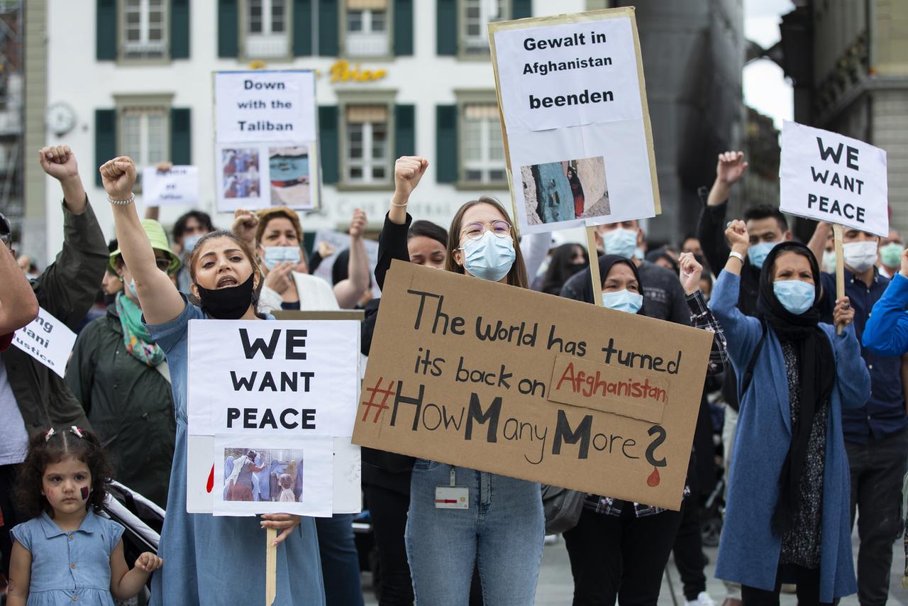 Une manifestation de soutien à l'Afghanistan, contre les talibans, sur la place fédérale. Berne, le 16 août 2021. [Keystone - Peter Klaunzer]