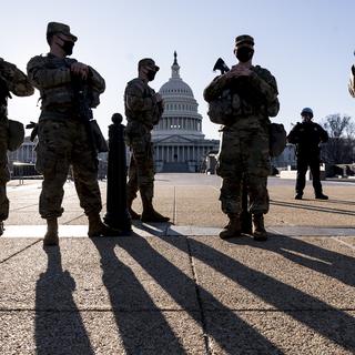 Des membres de la Garde nationale devant le Capitole le 3 mars 2021. [Keystone/AP Photo - J. Scott Applewhite]