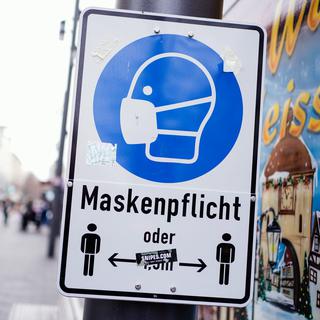 Un panneau indiquant l'obligation du port du masque à Mannheim en Allemagne. [DPA - Uwe Anspach/Keystone]