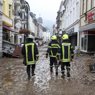 Des pompiers allemands inspects les dégats dûs aux intemperies à Bad Neuenahr-Ahrweiler (Rhénanie-Palatinat).