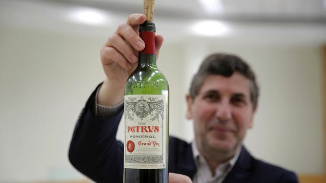 Une bouteille de Petrus revenue de l'espace estimée à 1 million de dollars. [Keystone - Christophe Ena]