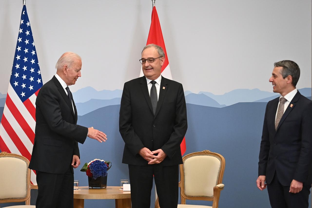 Rencontre entre Joe Biden, Guy Parmelin et Ignazio Cassis lors de la venue du président américain à Genève pour un sommet avec Vladimir Poutine. [KEYSTONE - Fabrice Coffrini /AFP]