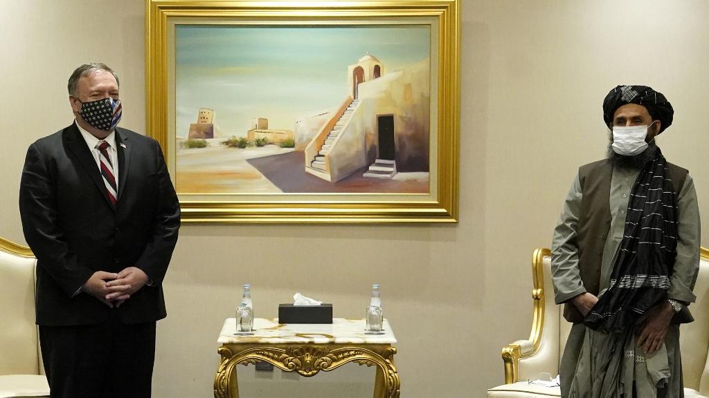 Mike Pompeo, en charge des Affaires étrangères sous le gouvernement de Donald Trump, avait rencontré le co-fondateur des tabilans Abdul Ghani Baradar en novembre 2020. [AFP - Patrick Semansky]