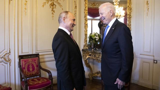 Les présidents Vladimir Poutine et Joe Biden dans le hall de la Villa La Grange. Genève, le 16 juin 2021. [Keystone - Peter Klaunzer]