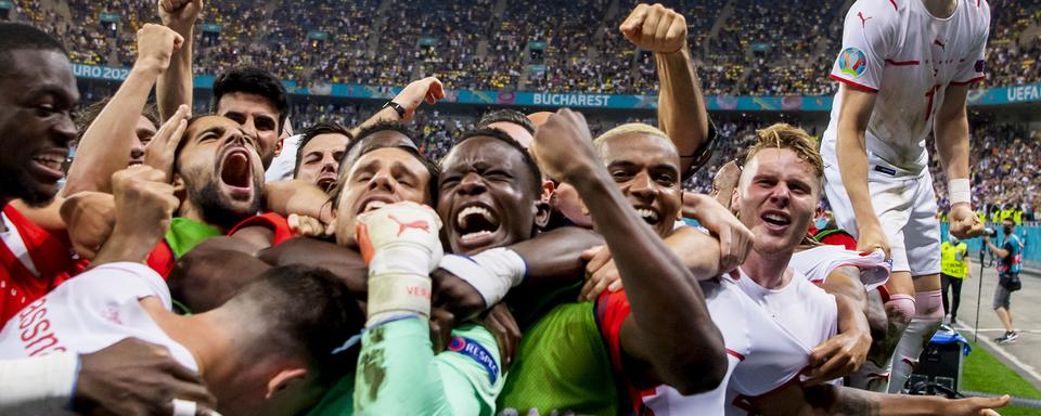 Les joueurs de l'équipe nationale de football Suisse célébrant leur victoire après le match de huitième de finale de l'Euro 2020 entre la France et la Suisse. [Keystone - Jean-Christophe Bott]