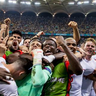 Les joueurs de l'équipe nationale de football Suisse célébrant leur victoire après le match de huitième de finale de l'Euro 2020 entre la France et la Suisse. [Keystone - Jean-Christophe Bott]