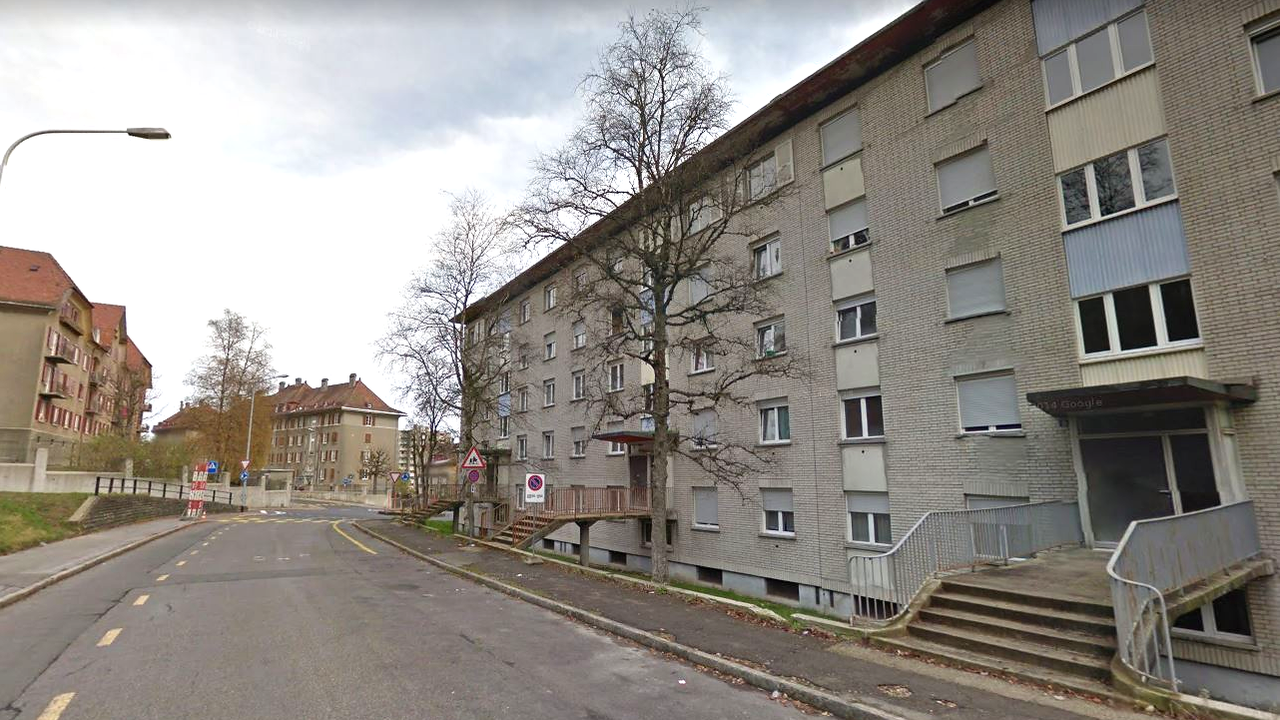 La barre d'immeubles, sis à la rue du Bois-Noir, présente des dégâts structurels importants et risque un effondrement. [Google Street View]