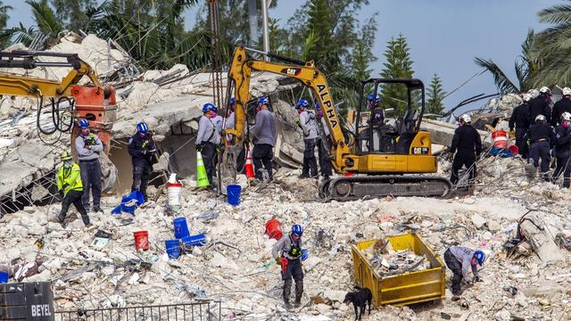 Les secours mettent fin aux recherches de survivants dans l'immeuble effondré en Floride. [AP - Pedro Portal]