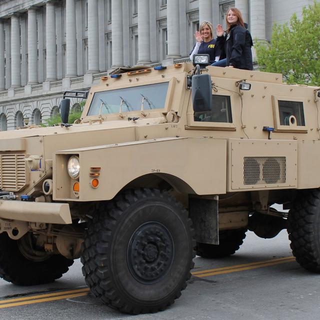 Un MRAP, (Mine Resistant Ambush Protected) du FBI, véhicule blindé conçu pour résister aux engins explosifs et aux embuscades. [flickr - Raymond Wambsgans]