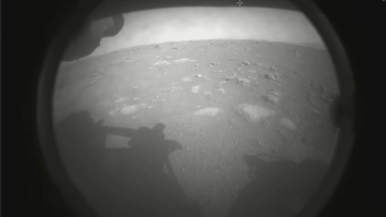 La première image de Mars envoyée par Perseverance juste après s'être posé sur la planète rouge. [AP - NASA]