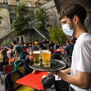 Dès le 22 mars, les terrasses des bars et restaurants devraient pouvoir rouvrir, pour autant que la situation sanitaire sur le front du Covid le permette. [Keystone - Jean-Christophe Bott]