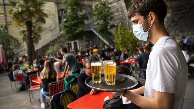 Dès le 22 mars, les terrasses des bars et restaurants devraient pouvoir rouvrir, pour autant que la situation sanitaire sur le front du Covid le permette. [Keystone - Jean-Christophe Bott]