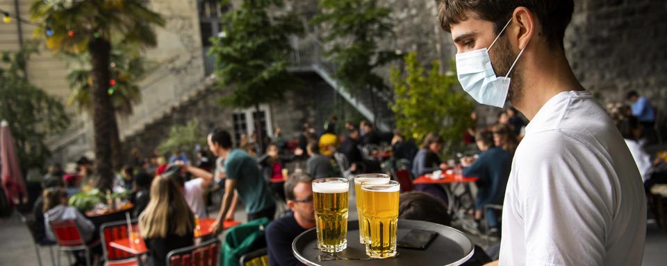 Dès le 22 mars, les terrasses des bars et restaurants devraient pouvoir rouvrir, pour autant que la situation sanitaire sur le front du Covid le permette. [Keystone - Jean-Christophe Bott]