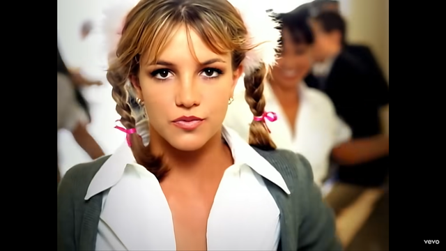 La chanteuse Britney Spears dans le clip de "...Baby One More Time"