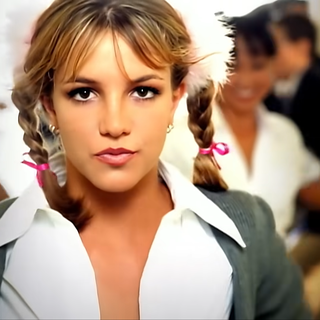 La chanteuse Britney Spears dans le clip de "...Baby One More Time"