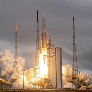 Le télescope spatial James Webb (JWST) a décollé avec succès de Kourou sur une fusée Ariane 5 le 25 décembre 2021. [Keystone - ESA-CNES-ARIANESPACE via AP]