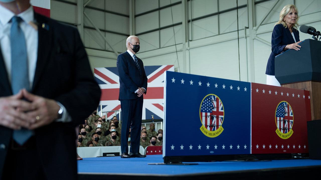 Le président américain Joe Biden écoute le discours de son épouse Jill, lors d'une rencontre avec les militaires de l'US Air Force stationnés à la base de Mildenhall, au Royaume-Uni. [AFP - Brendan Smialowski]