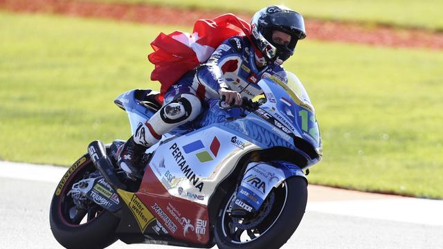 Tom Lüthi avec le drapeau suisse sur les épaules après la ligne d'arrivée. [Alberto Saiz]