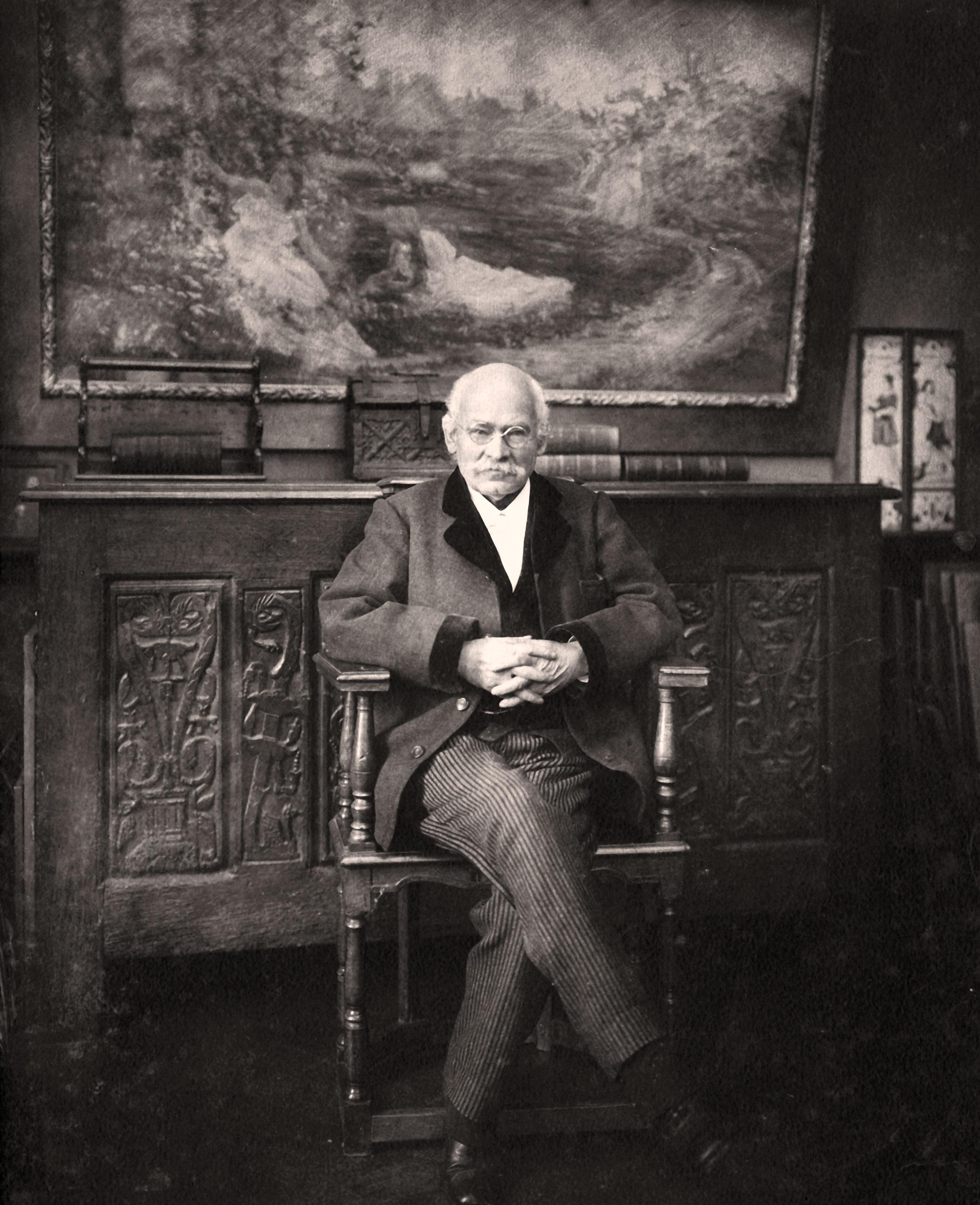 Portrait d’Alexis Forel dans une salle du Musée, vers 1920. [Musée Alexis Forel]
