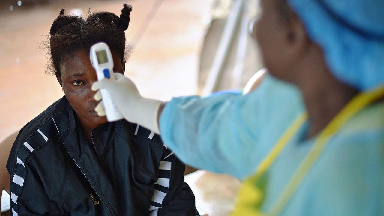 Patiente présentant les symptômes d'Ebola à l'hôpital gouvernemental guinéen de Kenema en 2014. [AFP - Carl de Soouza]