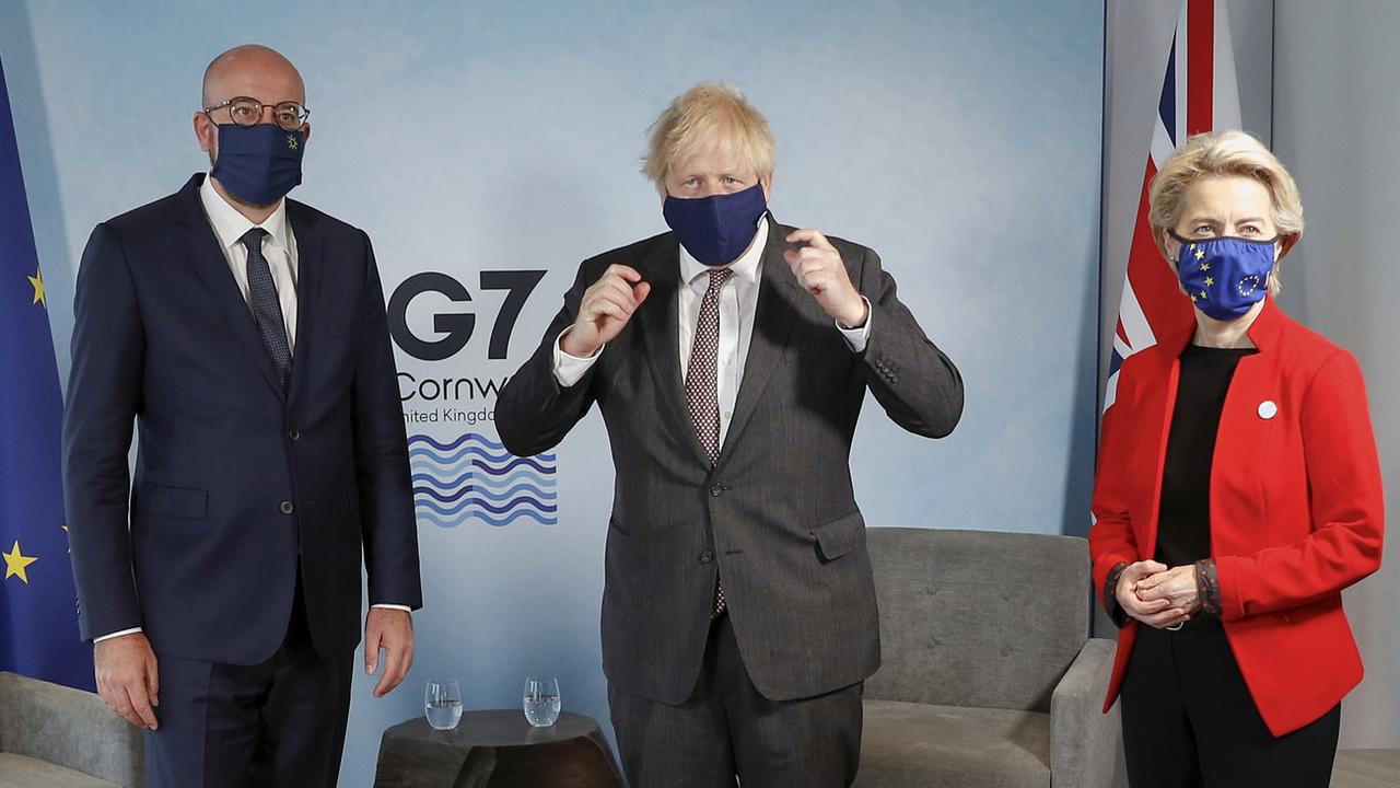 Le Premier ministre britannique Boris Johnson (centre) a notamment rencontré la présidente de la Commission européenne Ursula von der Leyen et le président du Conseil européen Charles Michel en marge du G7 en Angleterre le 12 juin 2021.