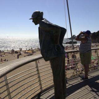 "Une sculpture à l'effigie de Monsieur Hulot" sur la plage de Saint-Marc-sur-Mer où fut tourné le film de Jacques Tati, les "Vacances de Monsieur Hulot". [AFP - Frank Perry]