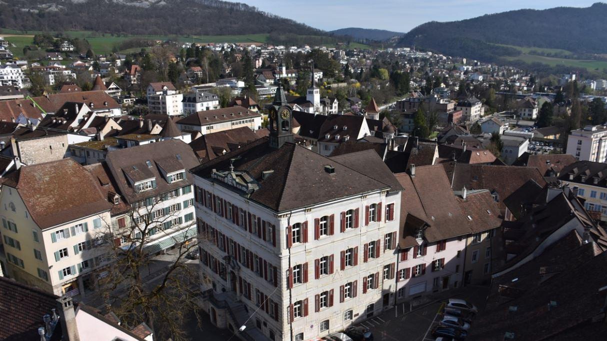Vue aérienne de la ville de Delémont. [RTS - Gaël Klein]
