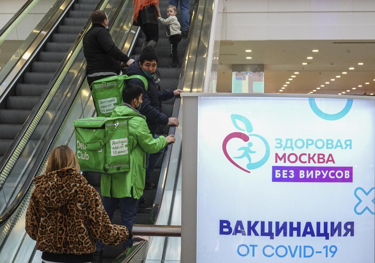 Une affiche signalant une unité de vaccination contre le Covid-19 dans un centre commercial. Moscou, le 3 février 2021. [EPA/Keystone - Sergei Ilnitsky]
