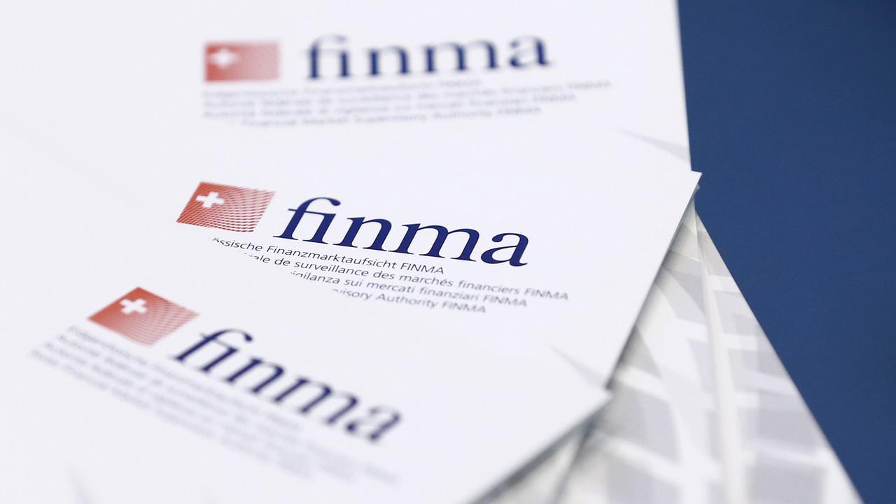 Le logo de la FINMA sur des brochures de présentation. [Keystone - Thomas Hodel]