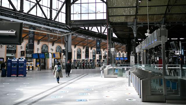 La gare Saint-Lazare à Paris, presque déserte samedi 03.04.2021. [AFP - Stéphane de Sakutin]