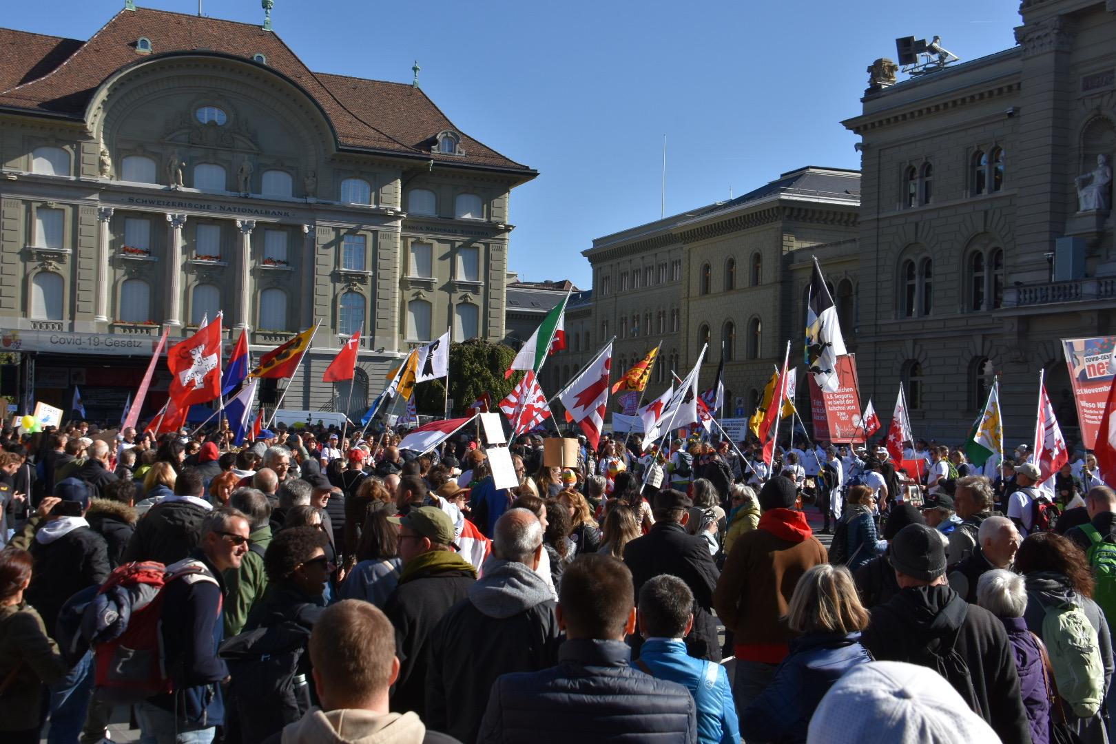 Les manifestantes et manifestants réunis sur la Place fédérale à Berne. [RTs - Gaël Klein]