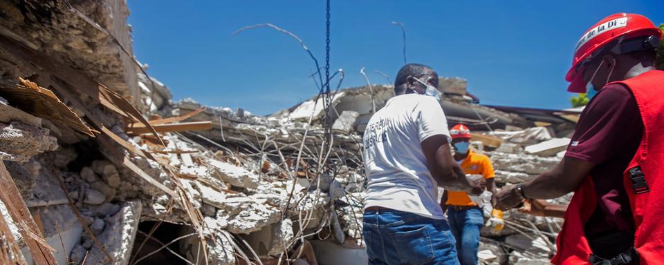 Les recherches se poursuivent en Haïti, dans les décombres des immeubles effondrés. Les Cayes, le 15 août 2021. [EPA/Keystone - Ralph Tedy Erol]