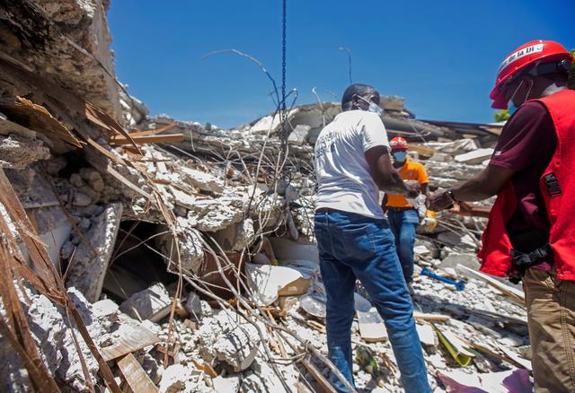 Les recherches se poursuivent en Haïti, dans les décombres des immeubles effondrés. Les Cayes, le 15 août 2021. [EPA/Keystone - Ralph Tedy Erol]